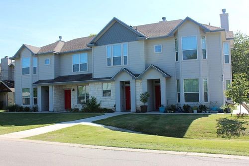 apt-d-400 West St, Hutto, TX, 78634-3240 | Card Image