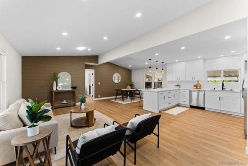 spc-136-9255 N Magnolia Ave, Santee, CA, 92071-3142 | Card Image