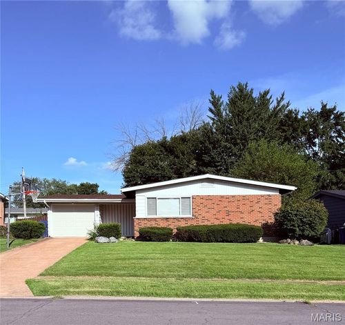 1540 Horseshoe Dr, Florissant, MO, 63033-2524 | Card Image