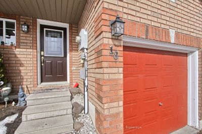 18 Mccausland Crt, Home with 2 bedrooms, 2 bathrooms and 4 parking in Barrie ON | Image 3