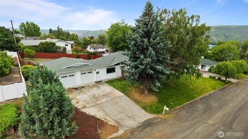 810 E Spring St, Dayton, WA, 99328-1451 | Card Image