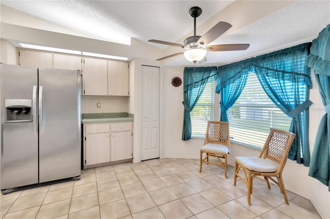 Kitchen and breakfast nook | Image 8