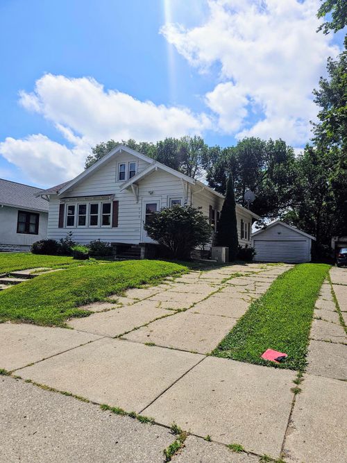 922 E 1st St, Fairmont, MN, 56031-4022 | Card Image