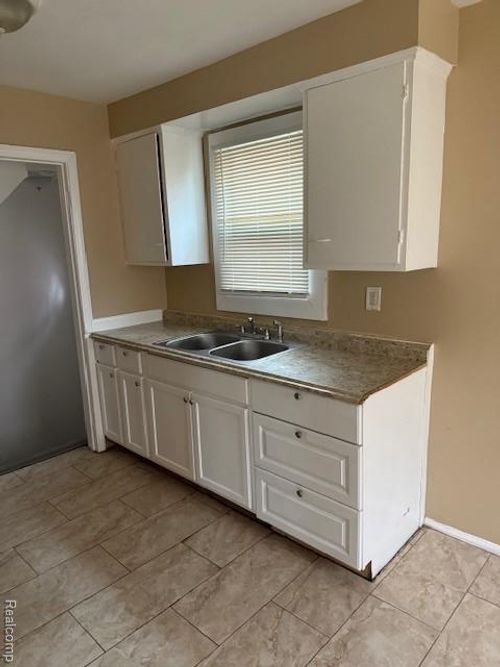 18488 Waltham St, Detroit, MI, 48205-2663 | Card Image