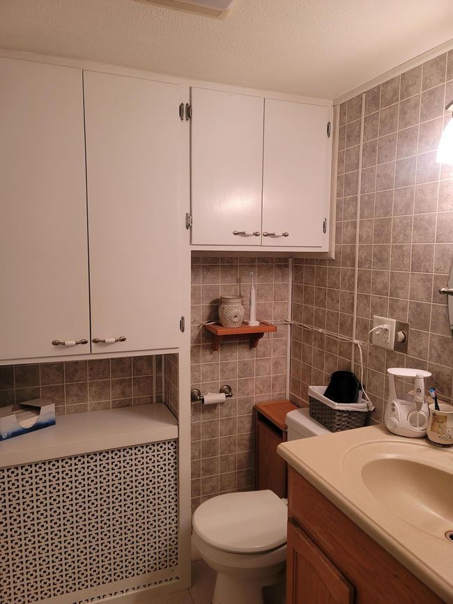upstairs full bath | Image 18