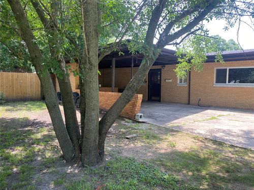 302 Meadow Dr, Gainesville, TX, 76240-5132 | Card Image