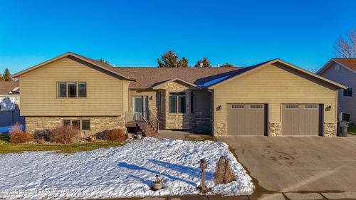 741 8th Ave Sw, Dickinson, ND, 58601-5876 | Card Image