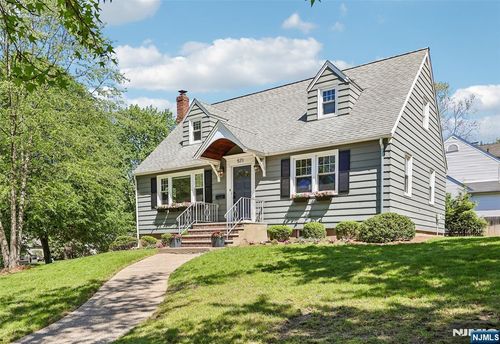 571 Laurel Rd, Ridgewood, NJ, 07450-5218 | Card Image