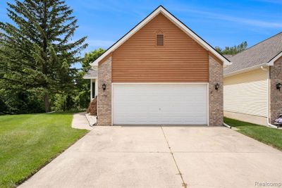 9340 Rayna Drive, Condo with 3 bedrooms, 3 bathrooms and null parking in Davison Twp MI | Image 1