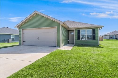 913 S Parrot Ln, Siloam Springs, AR, 72761-4084 | Card Image