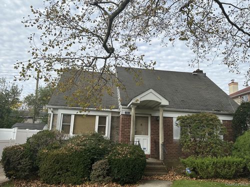 1683 Stewart Ave, New Hyde Park, NY, 11040-1839 | Card Image