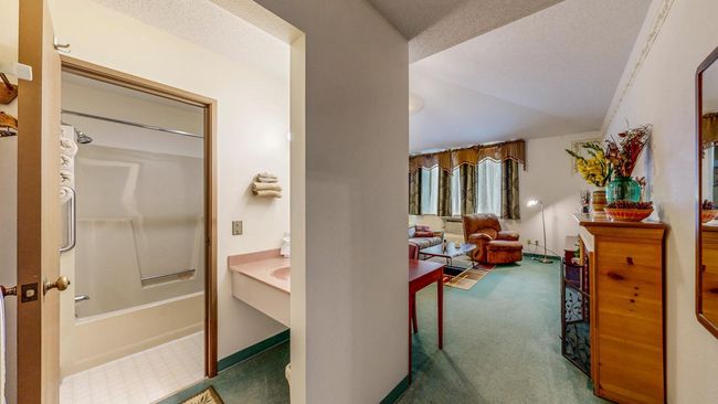 King Suite with Kitchenette | Image 29