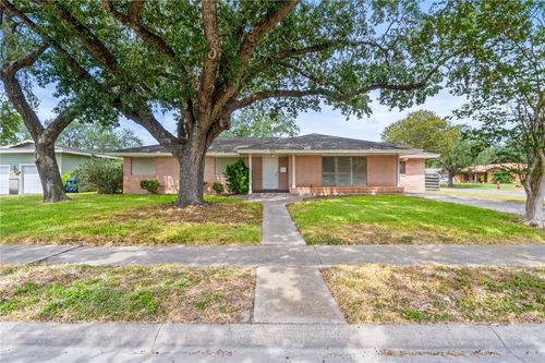 300 Hackberry St, Sinton, TX, 78387-3220 | Card Image