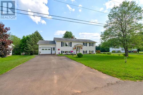17 Centennial Dr, House with 4 bedrooms, 2 bathrooms and null parking in Kensington PE | Card Image