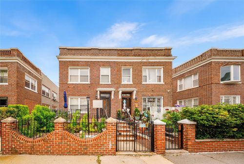 2162 24th St, Astoria, NY, 11105-3305 | Card Image