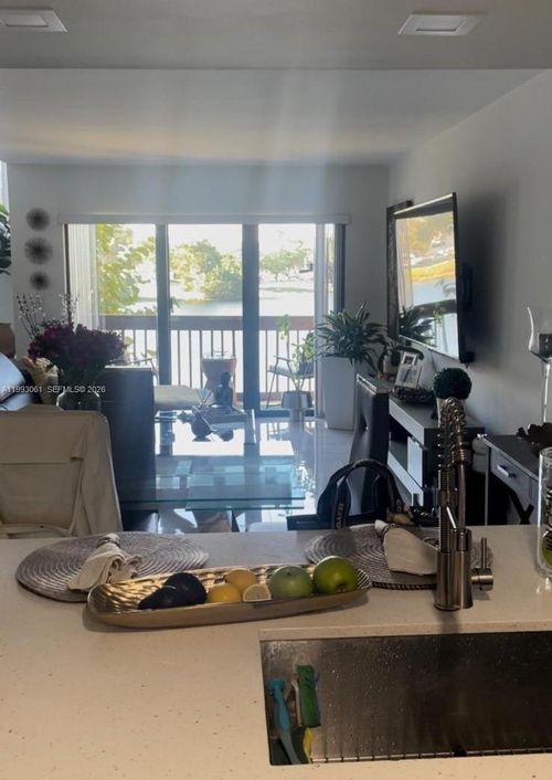 apt-11-10000 Nw 9th Street Cir, Miami, FL, 33172-5117 | Card Image