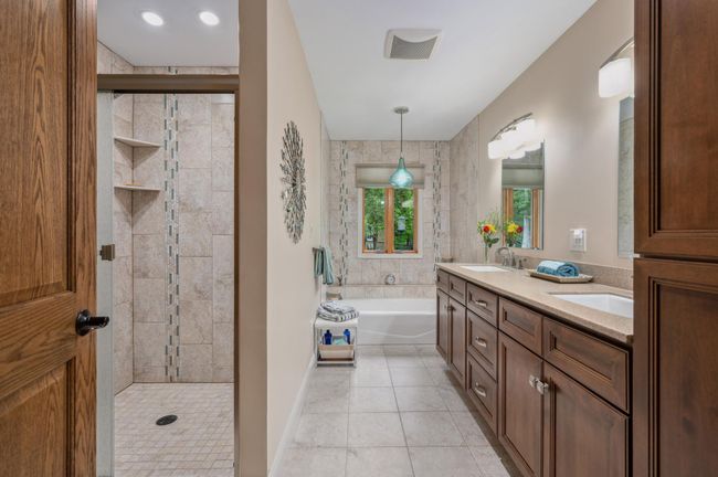 Main Floor Bathroom | Image 18