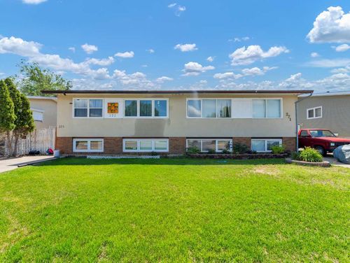 271 18 Street Ne, Medicine Hat, AB, T1C1A8 | Card Image