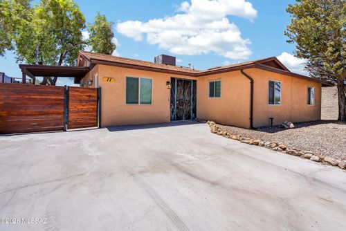 11 W Forrest Feezor St, Corona de Tucson, AZ, 85641-2110 | Card Image