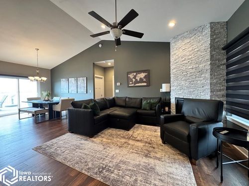 700 Oakwood Dr, Webster City, IA, 50595-3182 | Card Image