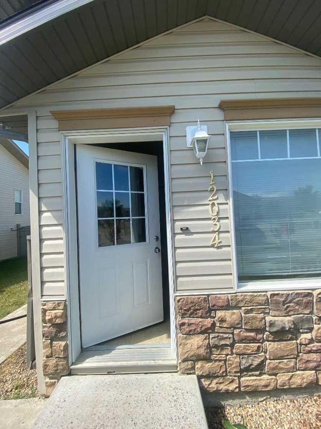 12034 102b, Home with 3 bedrooms, 1 bathrooms and 2 parking in Grande Prairie AB | Image 2