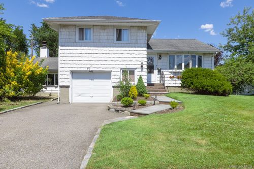 21 Pinetree Ave, Hicksville, NY, 11801-1647 | Card Image