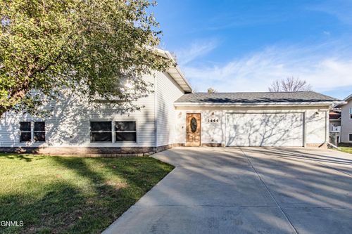 1444 1st Ave E, Dickinson, ND, 58601-3307 | Card Image