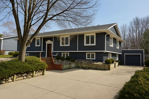 909 16th St Sw, Willmar, MN, 56201-2819 | Card Image