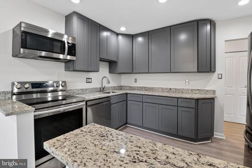 302-9702 Kingsbridge Dr, FAIRFAX, VA, 22031-1676 | Card Image