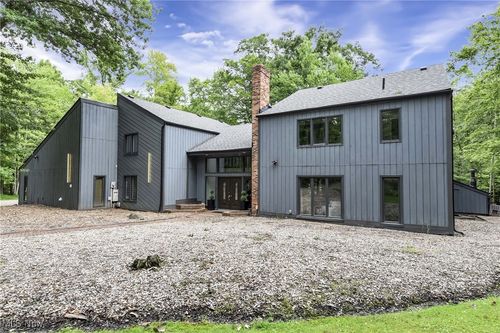 2925 Millgate Dr, Willoughby Hills, OH, 44094-9448 | Card Image