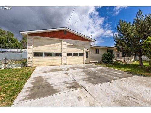 2107 Cove Ave, La Grande, OR, 97850-3902 | Card Image