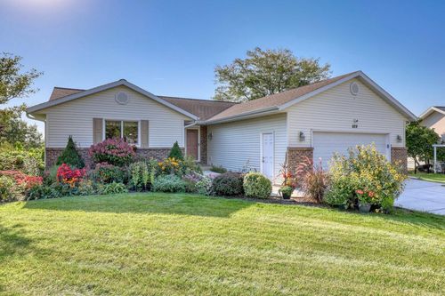 829 Royal Drive, West Bend, WI, 53090 | Card Image
