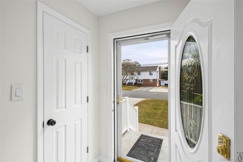 1568 7th St, West Babylon, NY, 11704-4225 | Card Image