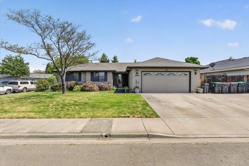 3090 Cheltenham Way, Medford, OR, 97504 | Card Image