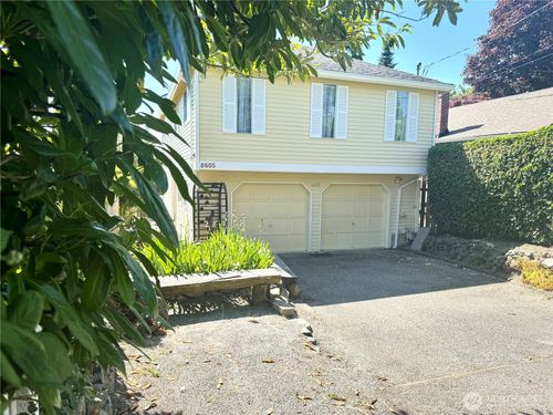 8605 Meridian Ave N, Seattle, WA, 98103-4143 | Card Image