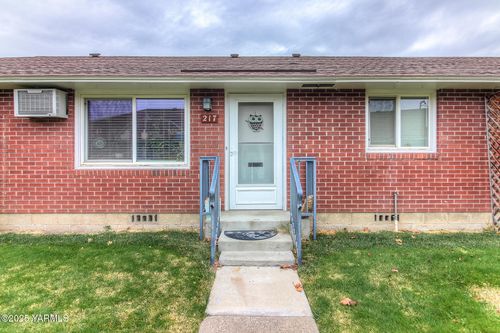 217 N 42nd Ave, Yakima, WA, 98908-2907 | Card Image