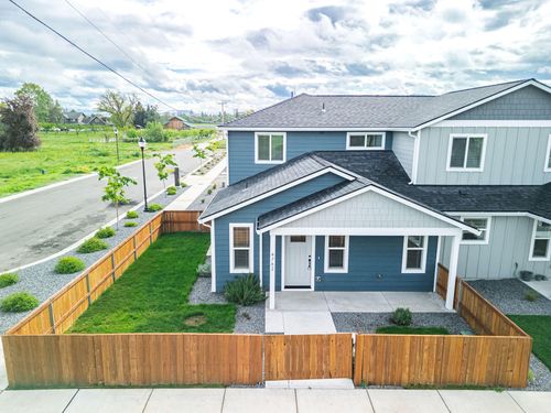 4762 Gebhard Rd, Central Point, OR, 97502-3074 | Card Image