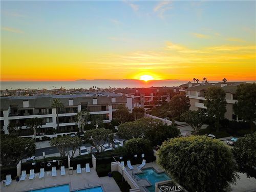 950 Cagney Ln, Newport Beach, CA, 92663-1625 | Card Image