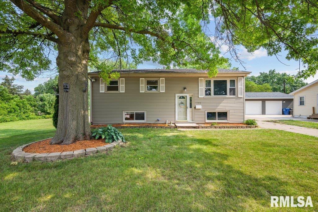 33rd St, Davenport, IA 52807
