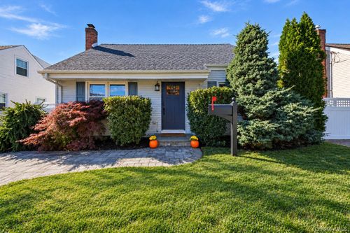112 Rosebud Ave, Merrick, NY, 11566-4900 | Card Image