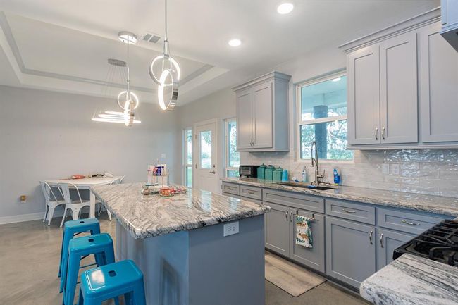 202 Horse Shoe Trl, House other with 3 bedrooms, 2 bathrooms and 2 parking in Angleton TX | Image 15