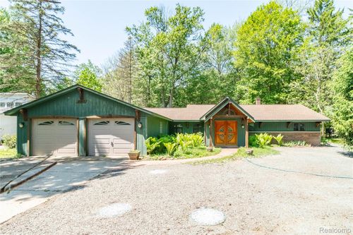 21417 Parker St, Farmington Hills, MI, 48336-4527 | Card Image
