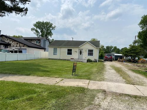 58785 Chennault Dr, New Haven, MI, 48048-2705 | Card Image