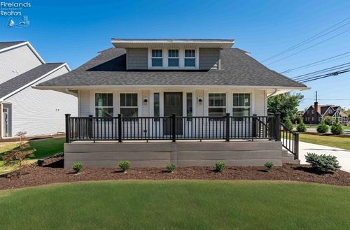 19 E Catawba Shore Dr, Port Clinton, OH, 43452 | Card Image