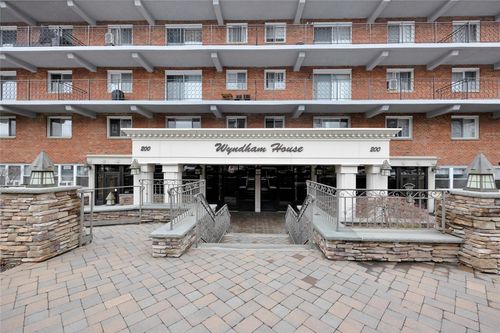 apt-226-200 Atlantic Ave, Lynbrook, NY, 11563-3508 | Card Image
