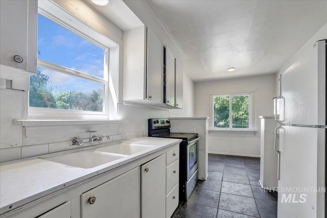 202 E 2 Nd St, Home with 5 bedrooms, 2 bathrooms and 2 parking in Shoshone ID | Image 6