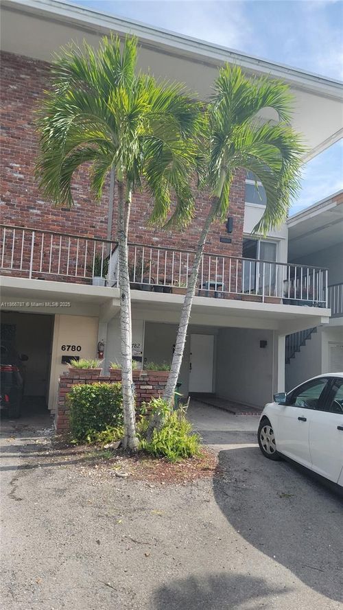 6782-6782 Brookline Dr, Hialeah, FL, 33015-2442 | Card Image