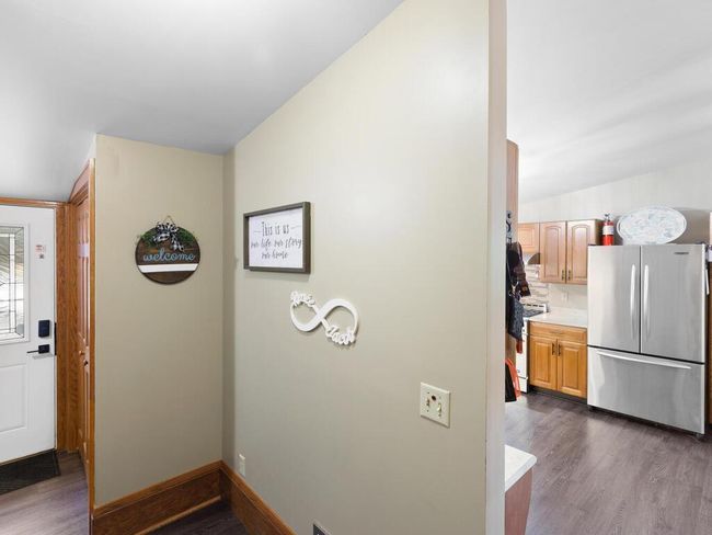 Entrance with view leading to the kitchen | Image 17