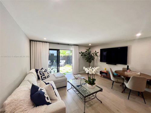 iii2-3220 W Trade Ave, Miami, FL, 33133-3603 | Card Image