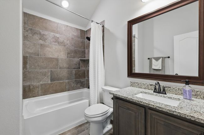 Upstairs Bathroom | Image 36